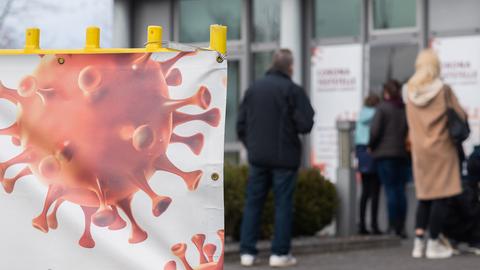 Menschen warten auf einen Coronatest an der von einer Arztpraxis betriebenen Corona-Teststelle Hannover-Laatzen (picture alliance/dpa)