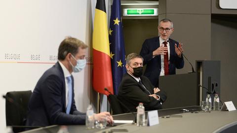 Alexander De Croo, Premierminister von Belgien, Jan Jambon, Ministerpräsident von Flandern, und Frank Vandenbroucke, Gesundheitsminister von Belgien (picture alliance/dpa/BELGA Pool)