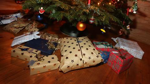 Unter einem Weihnachtsbaum liegen eingepackte Geschenke (dpa)