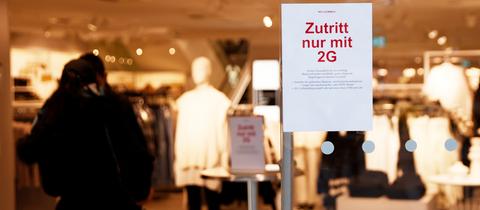Ein Schild am Eingang eines Geschäftes in Berlin weist auf die 2G-Regel hin.  (dpa)