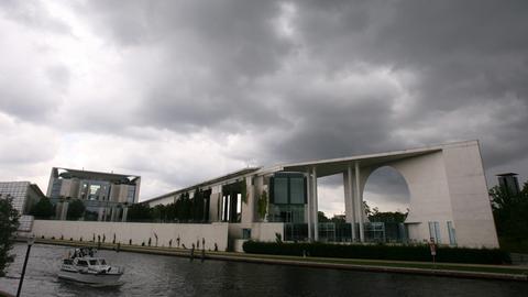 Dunkle Wolken über dem Kanzleramt in Berlin (picture-alliance/ dpa)