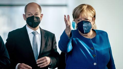Olaf Scholz und Angela Merkel (AFP)