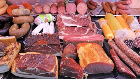 Fleisch- und Wurstwaren in einer Metzgerei-Theke ()