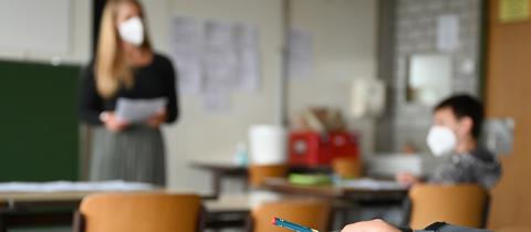Eine Lehrerin unterrichtet in einer Schule in Sindelfingen (Baden-Württemberg). (dpa)
