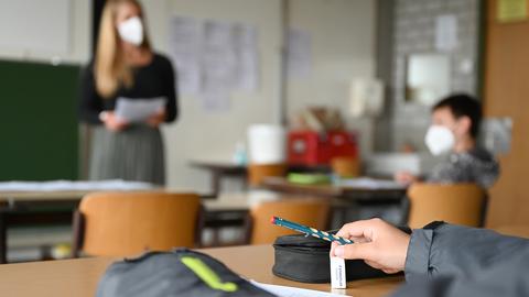 Eine Lehrerin unterrichtet in einer Schule in Sindelfingen (Baden-Württemberg). (dpa)