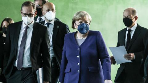 Michael Müller, Angela Merkel und Olaf Scholz (EPA)