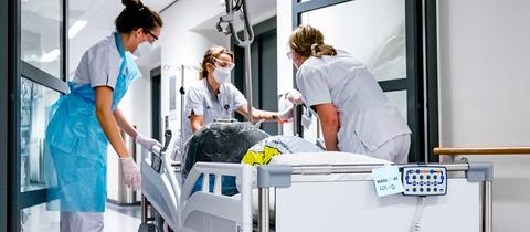 Pflegepersonal schiebt ein Bett in der Kohortenabteilung des Catharina-Krankenhauses in den Niederlanden. (Archivbild: 30.12.2020) (picture alliance/dpa/ANP)