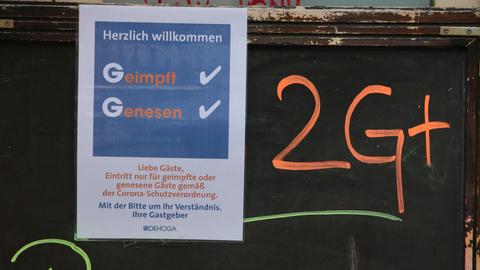 Ein Aufsteller mit dem Hinweis auf 2G plus steht vor einem Restaurant. (dpa)