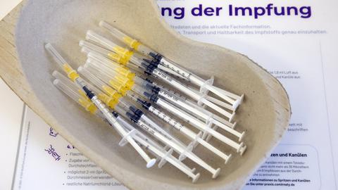 Spritzen mit Impfserum liegen in einer Praxis einer Hausärztin für die Booster-Impfung mit dem Comirnaty-Impfstoff des Herstellers BioNTech/Pfizer bereit (Archivbild). (dpa)