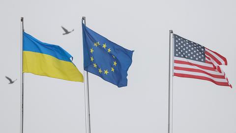 Flaggen der Ukraine, der Europäischen Union und der USA  (REUTERS)