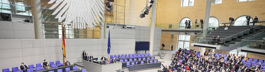 Abgeordnete nehmen an der Sitzung im Bundestag teil.  (picture alliance/dpa)