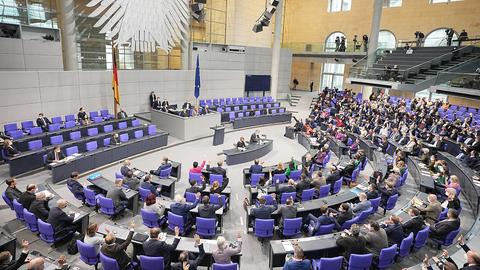 Abgeordnete nehmen an der Sitzung im Bundestag teil.  (picture alliance/dpa)
