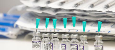 Ampullen mit Biontech-Impfstoff stehen für die Impfung bereit. (dpa)