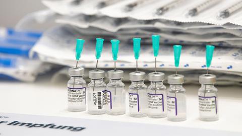 Ampullen mit Biontech-Impfstoff stehen für die Impfung bereit. (dpa)