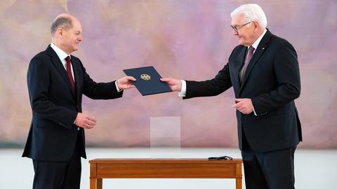 Olaf Scholz erhält von Bundespräsident Frank-Walter Steinmeier im Schloss Bellevue die Ernennungsurkunde zum Bundeskanzler. (picture alliance/dpa)