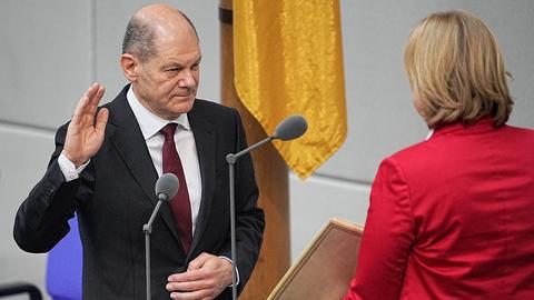 Der neu gewählte Bundeskanzler Olaf Scholz (SPD) legt im Bundestag vor Bärbel Bas (SPD), Bundestagspräsidentin, den Amtseid für seine erste Amtszeit ab. (picture alliance/dpa)