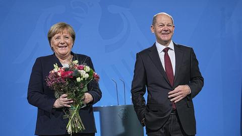 Angela Merkel und Olaf Scholz bei der Übergabe des Kanzleramtes. (dpa)