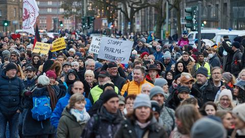 In Hamburg protestierten rund 15.000 Menschen gegen die Corona-Maßnahmen. (dpa)