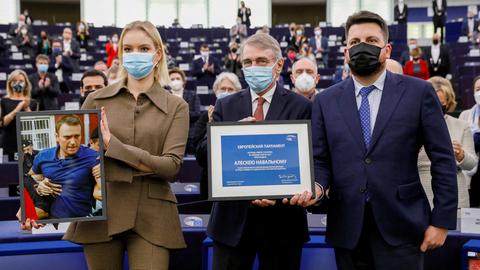 Daria Navalnaja, EU-Parlamentspräsident David Sassoli und Nawalnys Stabschef Leonid Wolkow. (REUTERS)