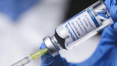 Eine Ampulle mit dem Impfstoff Novavax. (imago images/Pixsell)
