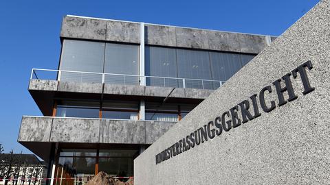 Aufschrift Bundesverfassungsgericht vor dem Gerichtsgebäude in Karlsruhe (picture alliance/dpa)