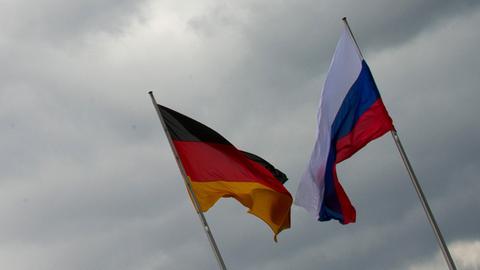 Die deutsche und die russische Flagge  (dpa)