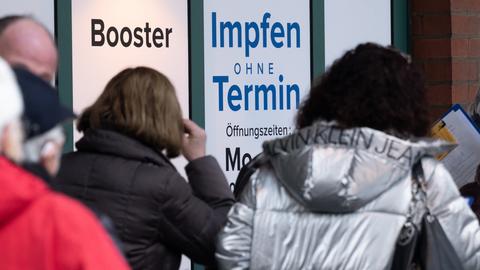Menschen stehen in einer Schlange und warten vor dem Impfzentrum in Hannover. (dpa)