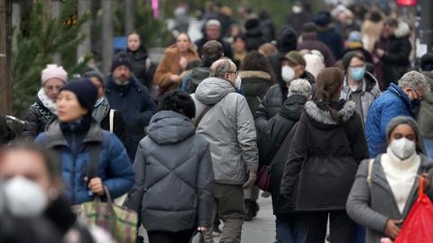 Menschen gehen in Berlin auf der Straße (AP)