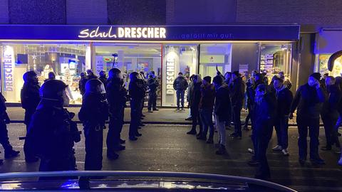 Teilnehmer einer Demonstration gegen die Corona-Maßnahmen und Polizisten stehen sich gegenüber, Schweinfurt/Bayern. (dpa)