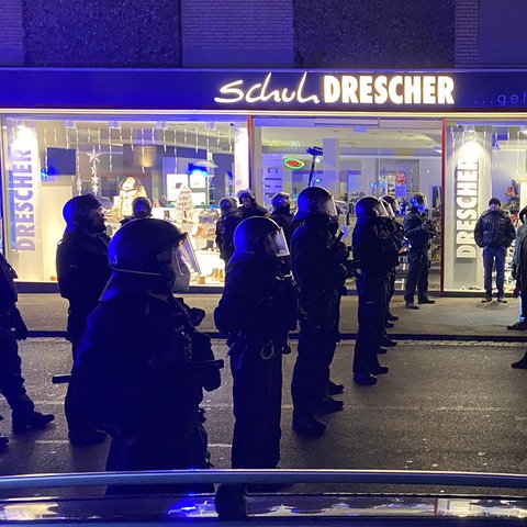 Teilnehmer einer Demonstration gegen die Corona-Maßnahmen und Polizisten stehen sich gegenüber, Schweinfurt/Bayern. (dpa)