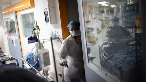 Medizinisches Personal transportiert einen Corona-Patienten in die Corona-Intensivstation im Krankenhaus La Timone. (picture alliance/dpa/AP)