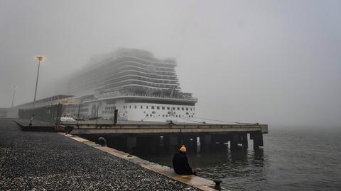 Das Kreuzfahrtschiff AIDA Nova liegt im Hafen von Lissabon. (AFP)