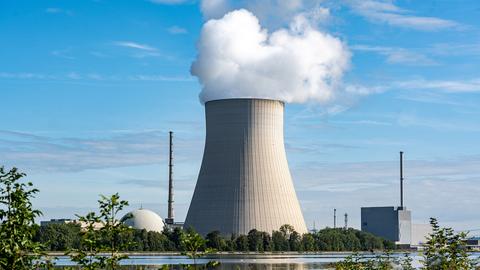 Die Atomkraftwerke Isar 1 und Isar 2 mit dem Kühlturm, in Niederaichbach , Bayern. (dpa)