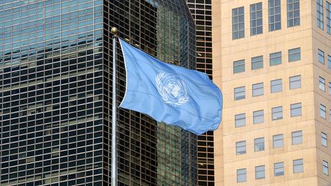 Die Flagge der UN weht vor dem Gebäude der Vereinten Nationen in New York (AFP)