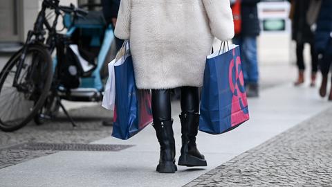 Mit Einkaufstüten geht eine Frau nach dem Shopping durch die Innenstadt.  (picture alliance/dpa/dpa-Zentral)