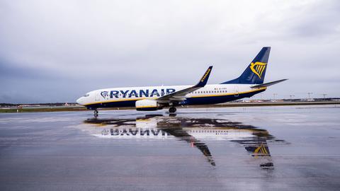 Eine Ryanair-Maschine fährt über das Rollfeld auf dem Flughafen Frankfurt  (picture alliance/dpa)
