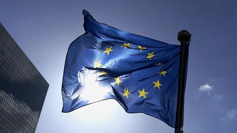 Ein wehende EU-Flagge (dpa)