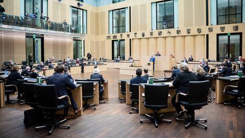 Abgeordnete nehmen im Bundesrat an einer Sitzung teil. (dpa)