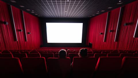 Vereinzelte Zuschauer sitzen in einem Kino (picture alliance/dpa/dpa-Zentralbild)