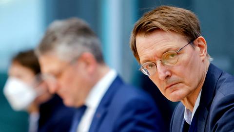 Gesundheitsminister Lauterbach, RKI-Chef Wieler und der Virologe Drosten auf einer Pressekonferenz (REUTERS)