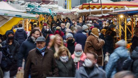 Menschen gehen über den Markt auf der Berger Straße im Frankfurter Stadtteil Bornheim. (dpa)
