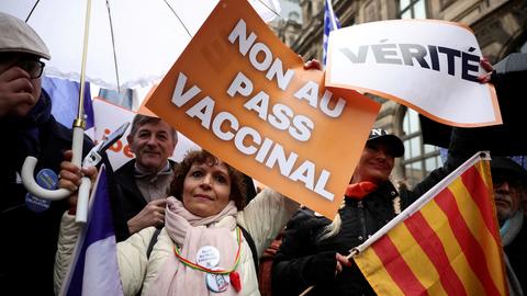 Menschen protestieren in Paris gegen die geplante Einführung des Corona-Impfzertifikats. (REUTERS)