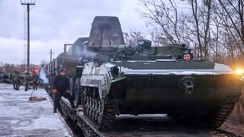 Russische Panzer und Lkw werden per Zug nach Belarus gebracht. (AFP)