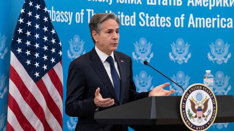 US-Außenminister Antony Blinken spricht in der US-Botschaft in Kiew. (AFP)
