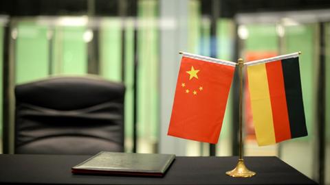 Die chinesische und die deutsche Flagge auf einem Schreibtisch (dpa)