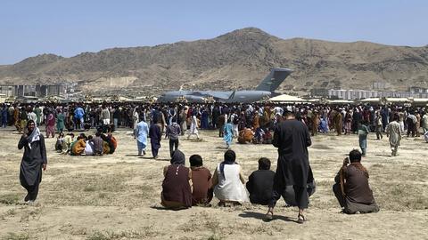 Hunderte Menschen warten vor einer US-Militärmaschine am Flughafen in Kabul, Afghanistan. (AP)