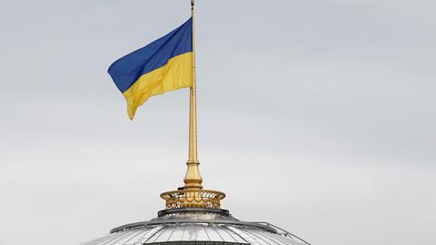 Die ukrainische Flagge weht über dem Parlamentsgebäude in Kiew. (REUTERS)