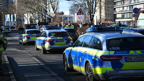 Fahrzeuge der Polizei stehen am Gelände der Heidelberger Universität.  (dpa)