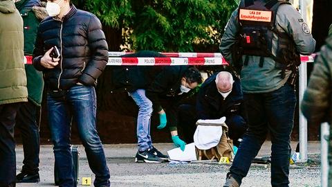 Polizeibeamte sichern Spuren am Tatort in Heidelberg. (dpa)