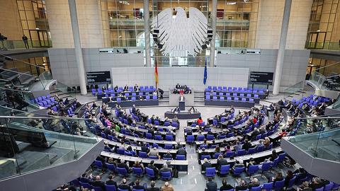 Die Parlamentarier debattieren im Plenum im Bundestag. (Archivbild: 16.12.2021) (dpa)